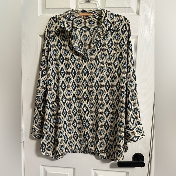 Ellen Tracy Tops - Womans XL Ellen Tracy Button Down Blouse w/ roll-up sleeve Silky Feel Geometric